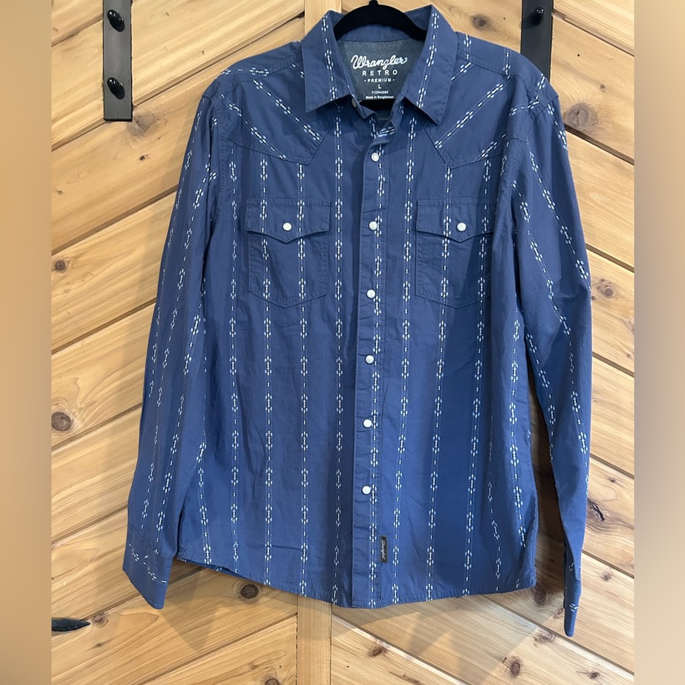Women’s Wrangler pearl snap vintage western shirt.